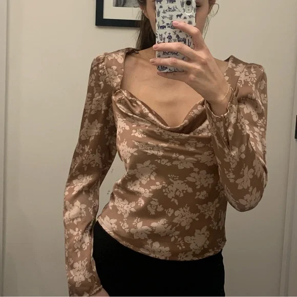 ASTR THE LABEL FLORAL LONG SLEEVE BACK CUTOUT TOP - Picture 5 of 5